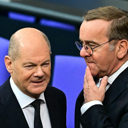 Olaf Scholz und Boris Pistorius am 13. November 2024 im Bundestag.