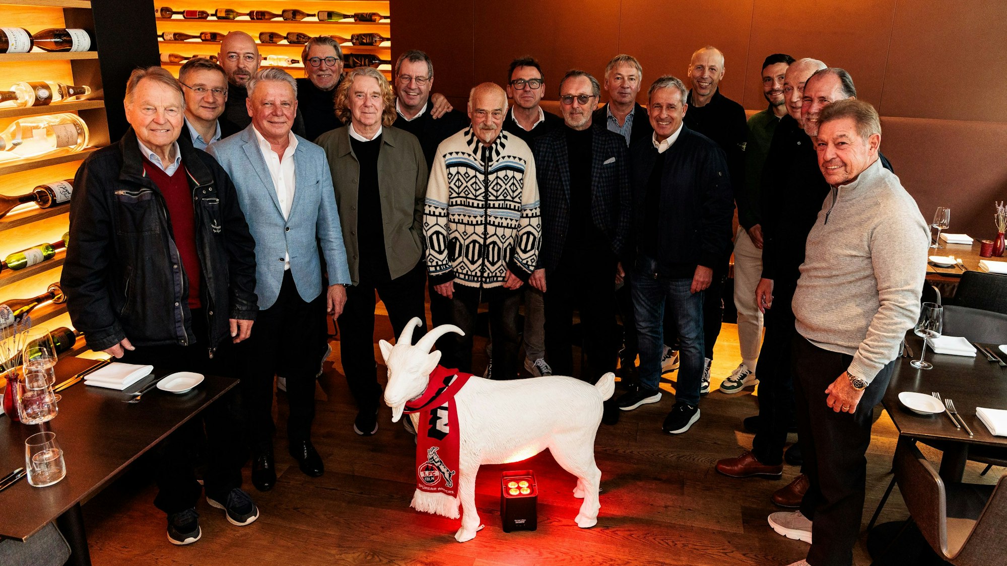 Vorstand und Legenden des 1. FC Köln trafen sich in einem Kölner Restaurant (v.l.): Karl-Heinz Thielen, Eckhard Sauren, Carsten Cullmann, Dieter Prestin, Toni Schumacher, Tony Woodcock, Werner Wolf, Harald Konopka, Markus Rejek, Matthias Hönerbach, Stephan Engels, Pierre Littbarski, Matthias Scherz, Jonas Hector, Bernd Cullmann, Herbert Zimmermann, Jürgen Glowacz