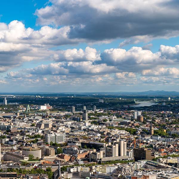 Köln aus der Luft: Der Dom bestimmt das Bild, und das soll auch so bleiben. (Archivbild)