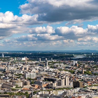 Köln aus der Luft: Der Dom bestimmt das Bild, und das soll auch so bleiben. (Archivbild)
