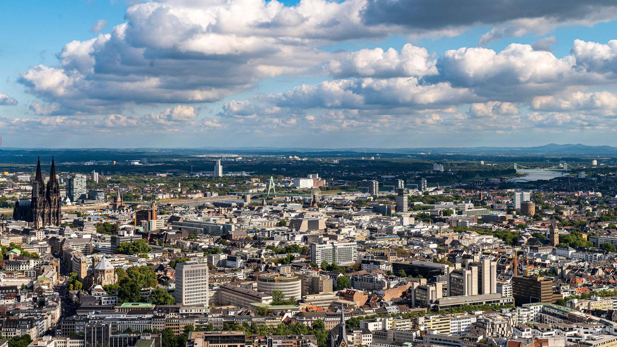Köln aus der Luft: Der Dom bestimmt das Bild, und das soll auch so bleiben. (Archivbild)
