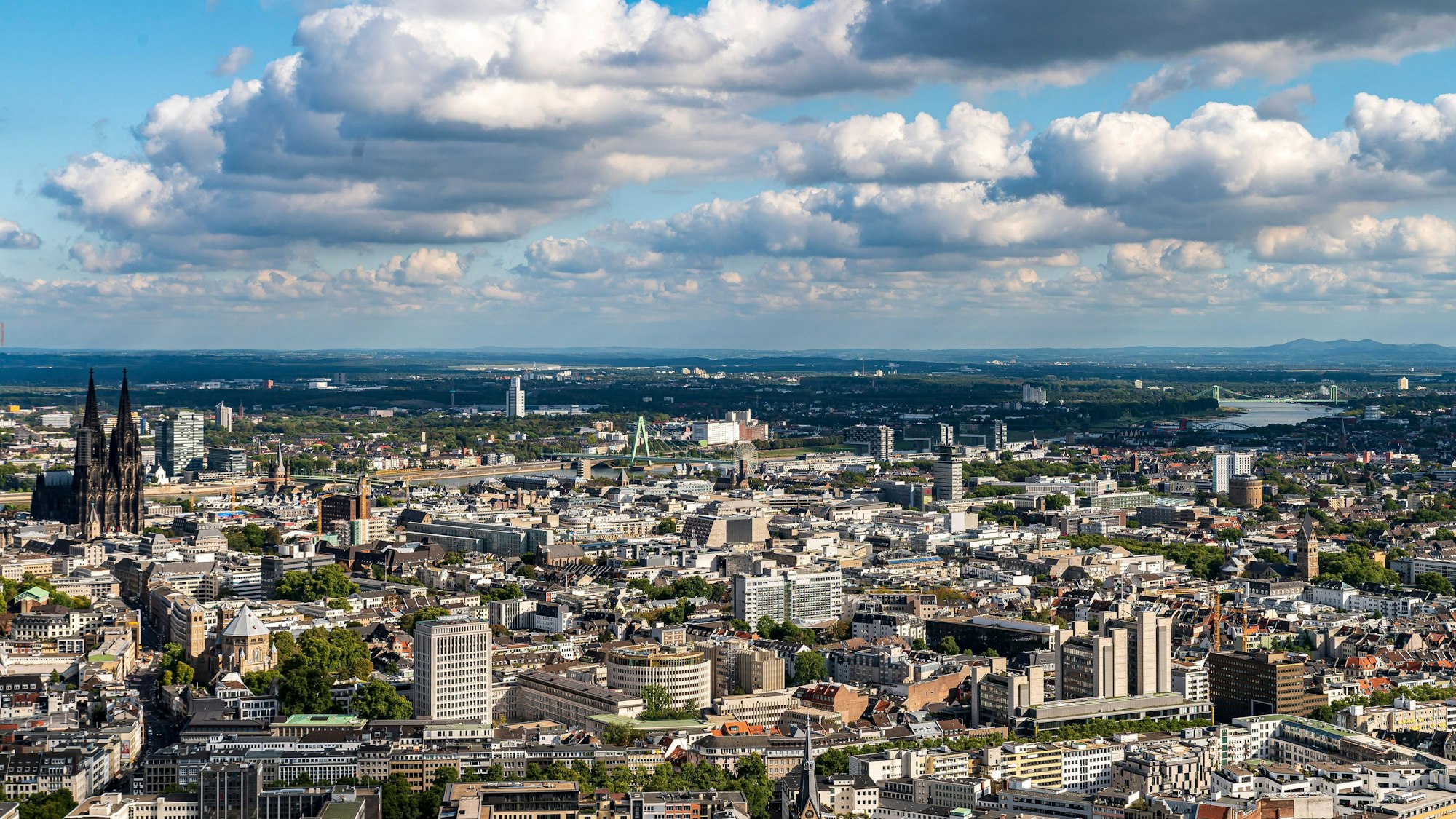 Köln aus der Luft: Der Dom bestimmt das Bild, und das soll auch so bleiben. (Archivbild)