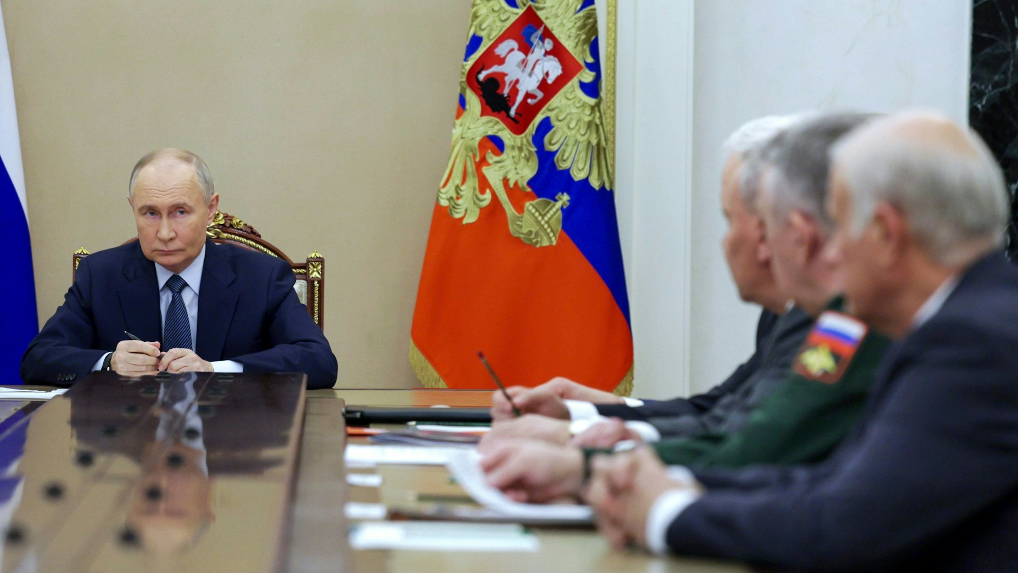 Wladimir Putin spricht während eines Treffens mit der Führung des russischen Verteidigungsministeriums.