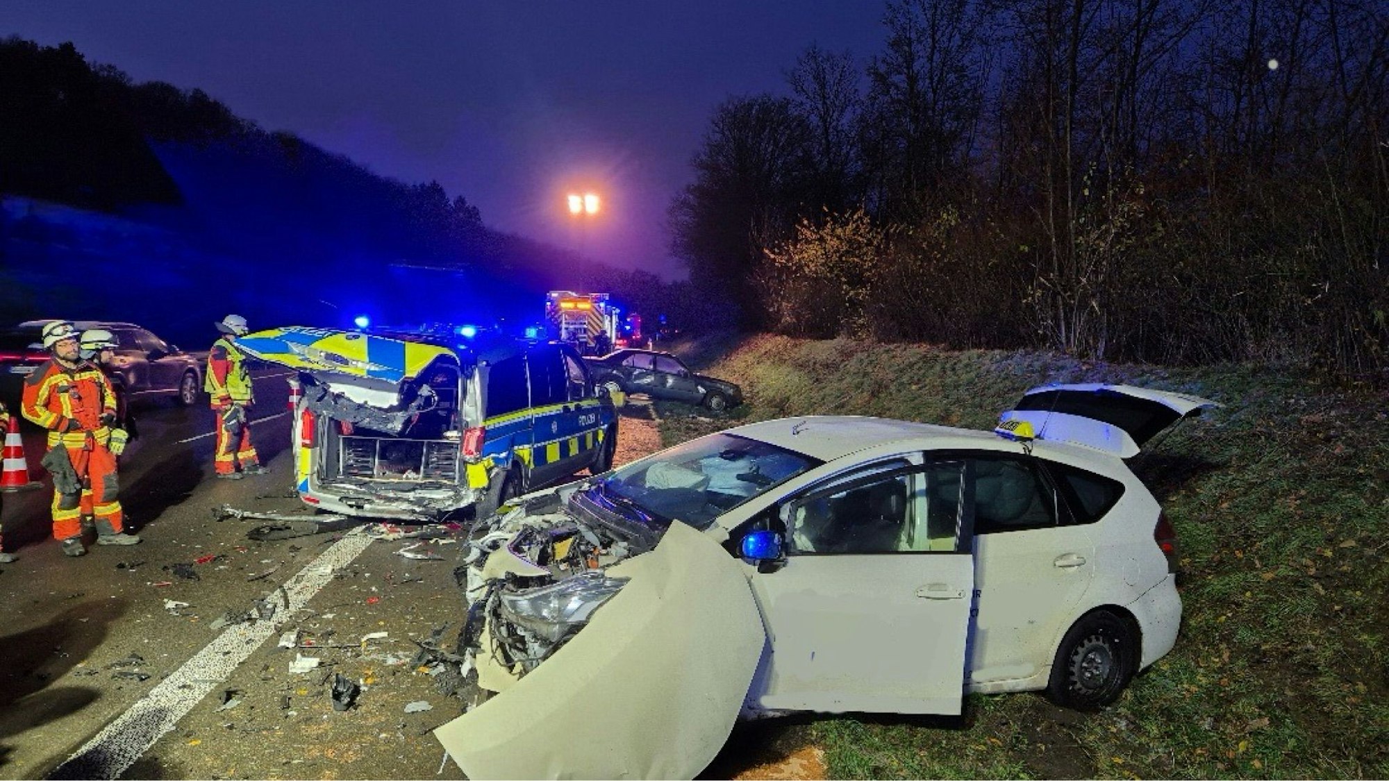 Ein Taxi und ein Polizeiauto mit erheblichen Schäden.