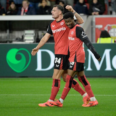 Granit Xhaka und Nathan Tella (r.) jubeln nach dem Tor zum 5:2.