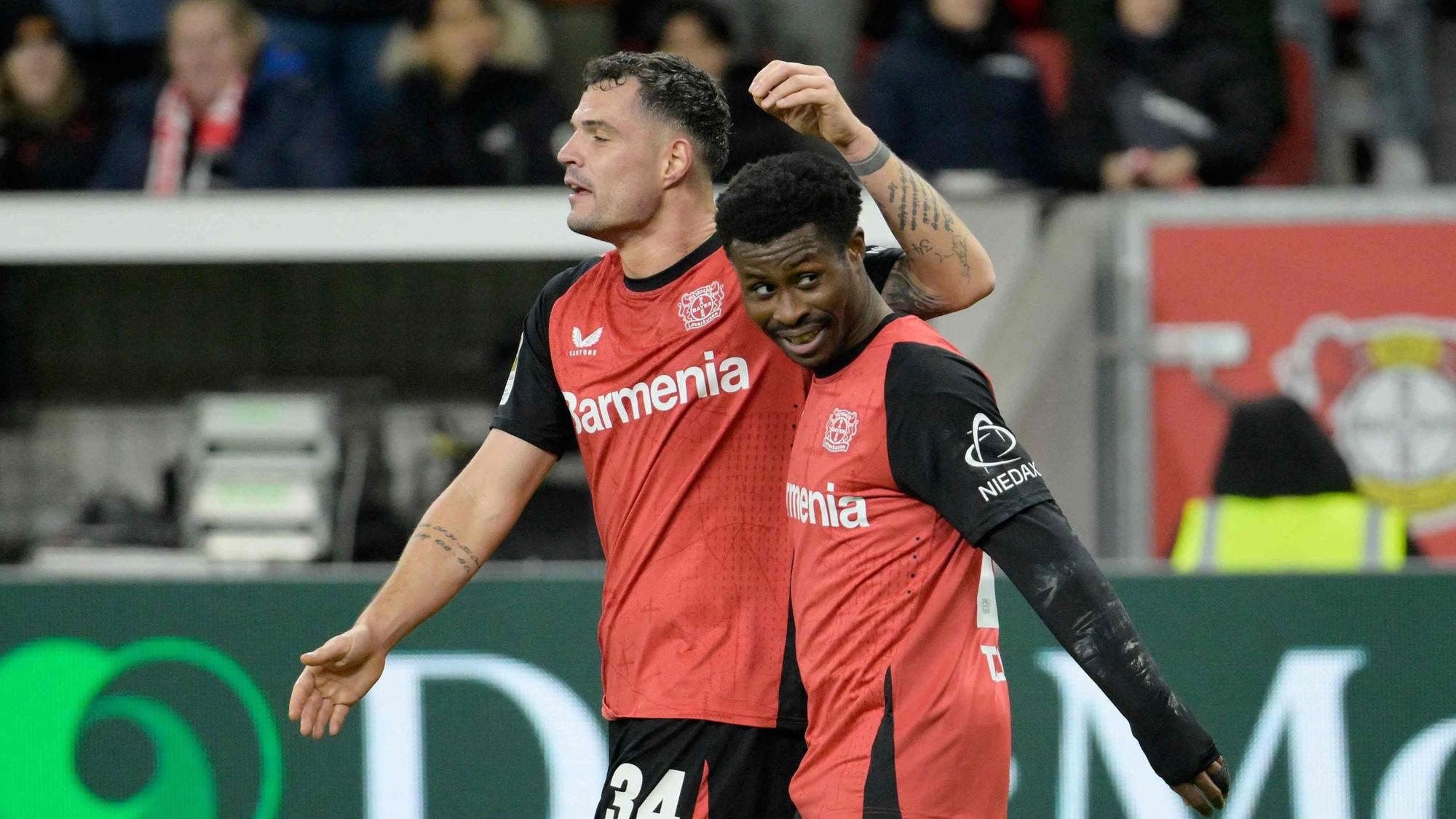 Granit Xhaka und Nathan Tella (r.) jubeln nach dem Tor zum 5:2.