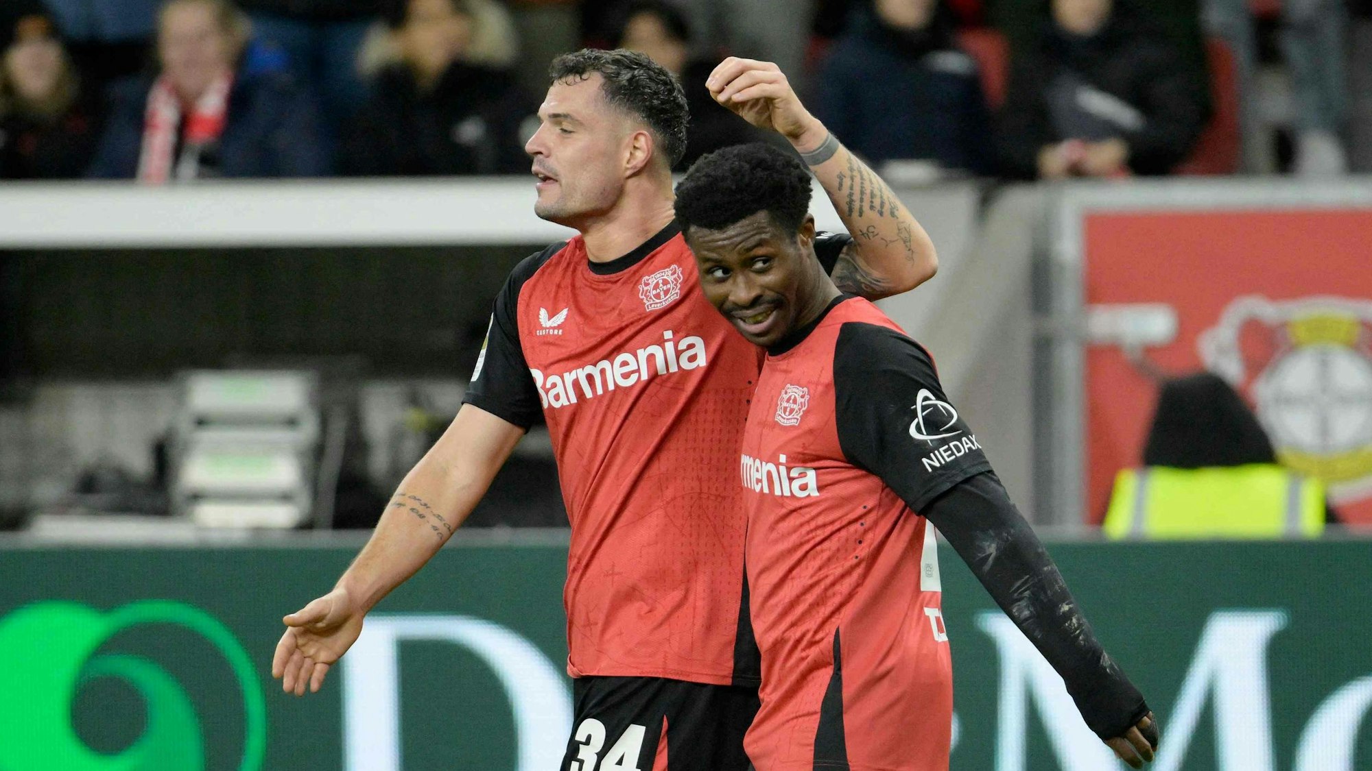 Granit Xhaka und Nathan Tella (r.) jubeln nach dem Tor zum 5:2.