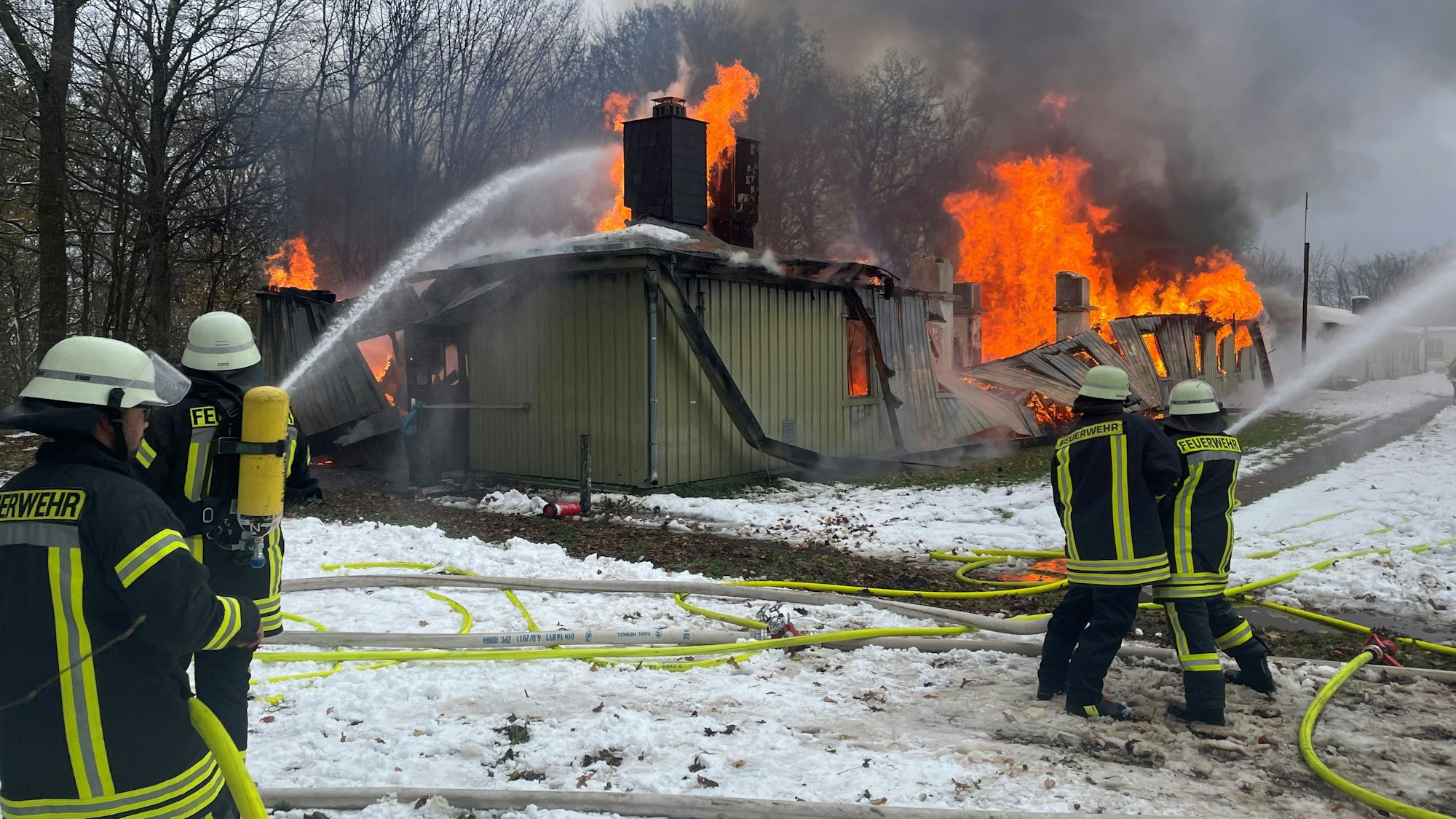 Mit einem Großaufgebot an Kräften bekämpfte die Schleidener Feuerwehr einen Brand in der Flüchtlingsunterkunft in Vogelsang.