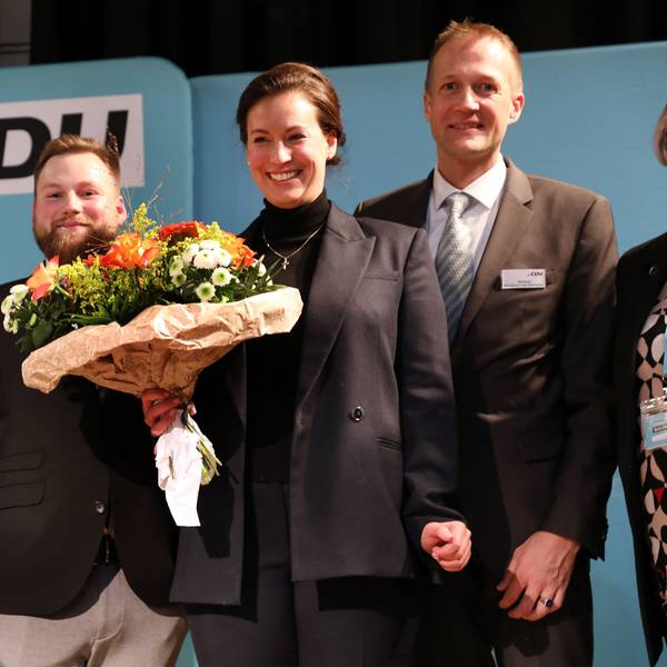 Die frischgewählte CDU-Bundestagskandidatin Caroline Bosbach steht mit ihren Mitbewerbern Michael Freiherr von Maltzahn und Fabian Felder sowie dem CDU-Kreisvorsitzenden Dr. Hermann-Josef Tebroke auf einer Bühne im Bürgerzentrum Steinbreche in Bergisch Gladbach-Refrath.