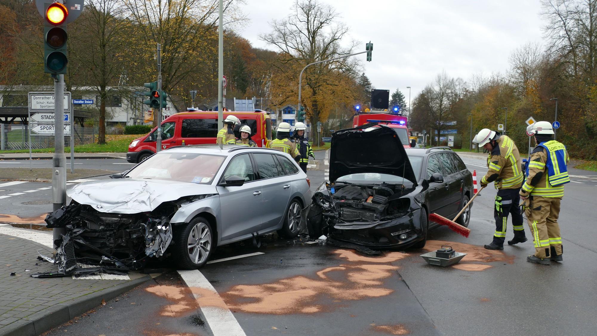 Der schwarze Skoda hatte dem silbernen die Vorfahrt genommen, die beiden Autos stießen zusammen.