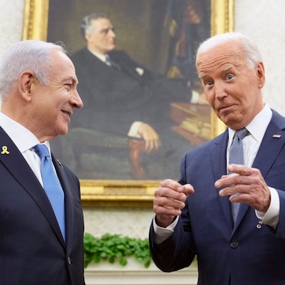US-Präsident Joe Biden (r) spricht mit dem israelischen Ministerpräsidenten Benjamin Netanjahu im Oval Office des Weißen Hauses.