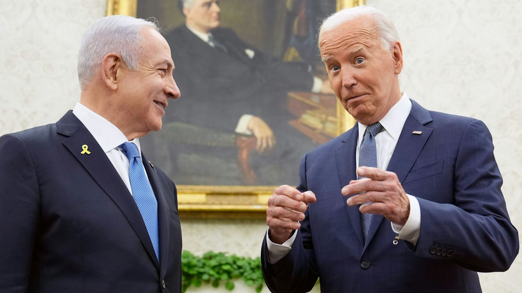 US-Präsident Joe Biden (r) spricht mit dem israelischen Ministerpräsidenten Benjamin Netanjahu im Oval Office des Weißen Hauses.
