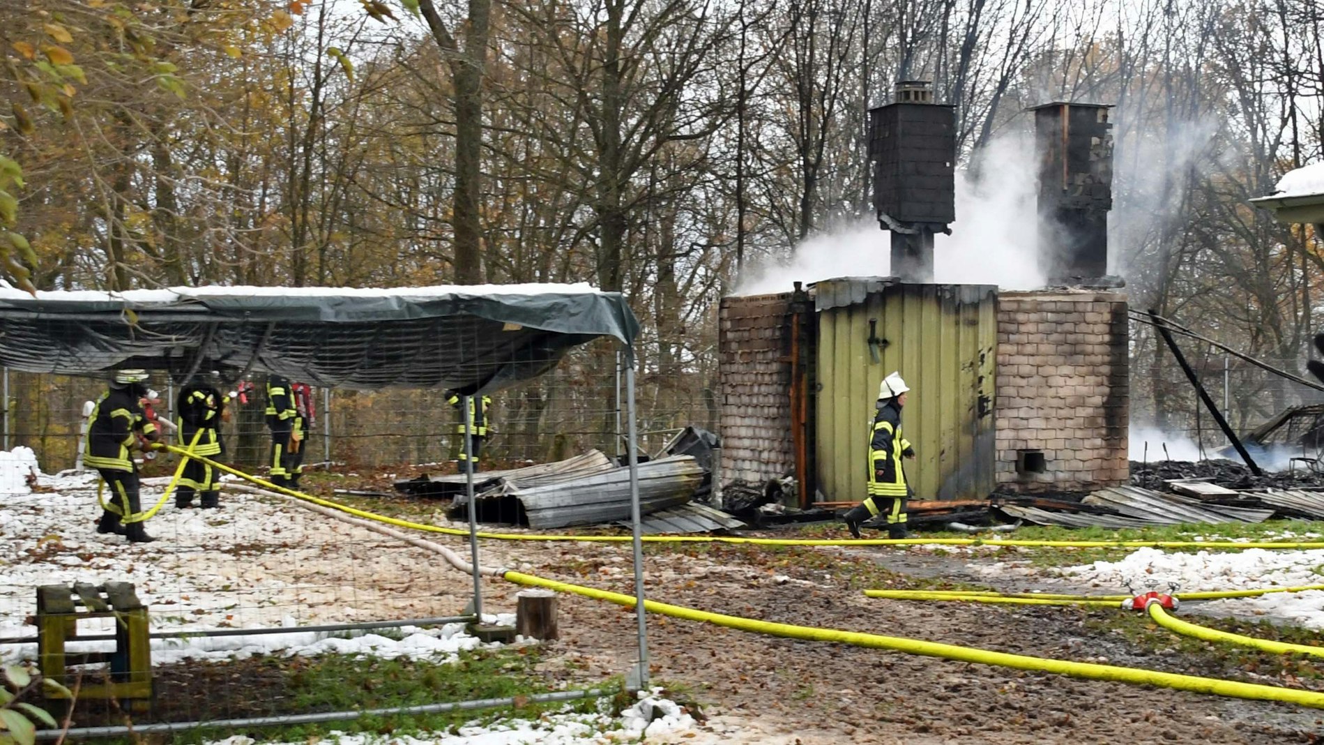 Feuerwehrleute bekämpfen die letzten Brandherde des Feuers, das Souat K. in der Flüchtlingsunterkunft Schleiden gelegt haben soll.