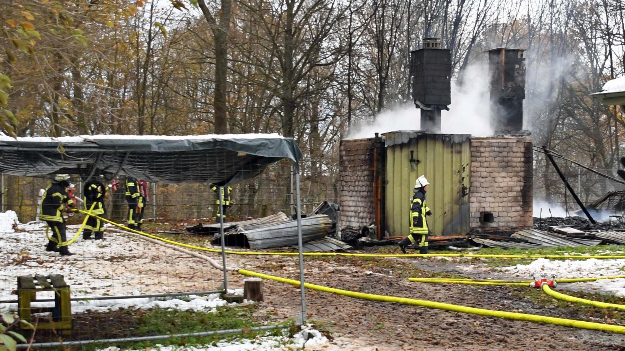 Feuerwehrleute bekämpfen die letzten Brandherde des Feuers, das Souat K. in der Flüchtlingsunterkunft Schleiden gelegt haben soll.