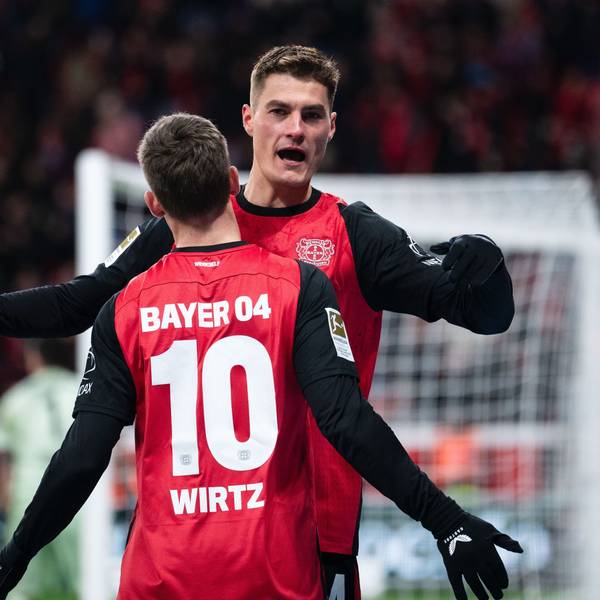 Leverkusens Torschütze Patrik Schick (r) und Florian Wirtz jubeln nach dem Treffer zur 3:2-Führung.