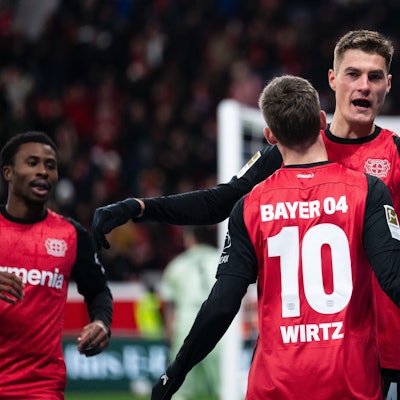 Leverkusens Torschütze Patrik Schick (r) und Florian Wirtz jubeln nach dem Treffer zur 3:2-Führung.