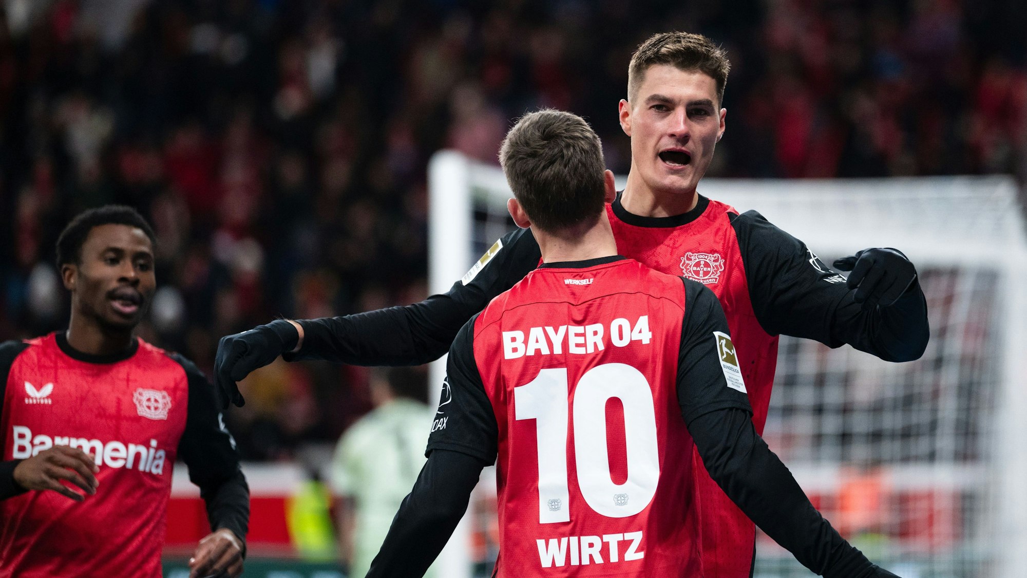 Leverkusens Torschütze Patrik Schick (r) und Florian Wirtz jubeln nach dem Treffer zur 3:2-Führung.