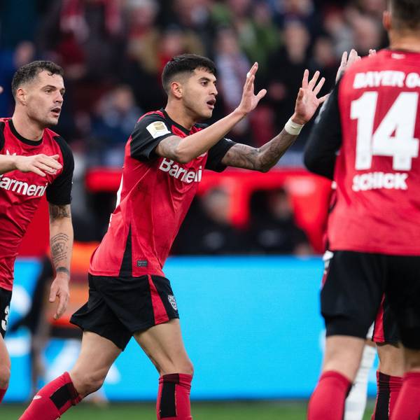Leverkusens Granit Xhaka (l-r) jubelt mit Torschütze Exequiel Palacios über das 1:2. Daneben geht Leverkusens Patrik Schick.