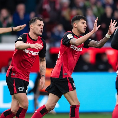 Leverkusens Granit Xhaka (l-r) jubelt mit Torschütze Exequiel Palacios über das 1:2. Daneben geht Leverkusens Patrik Schick.