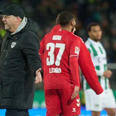 Münsters Trainer Sascha Hildmann gestikuliert nach dem Spiel