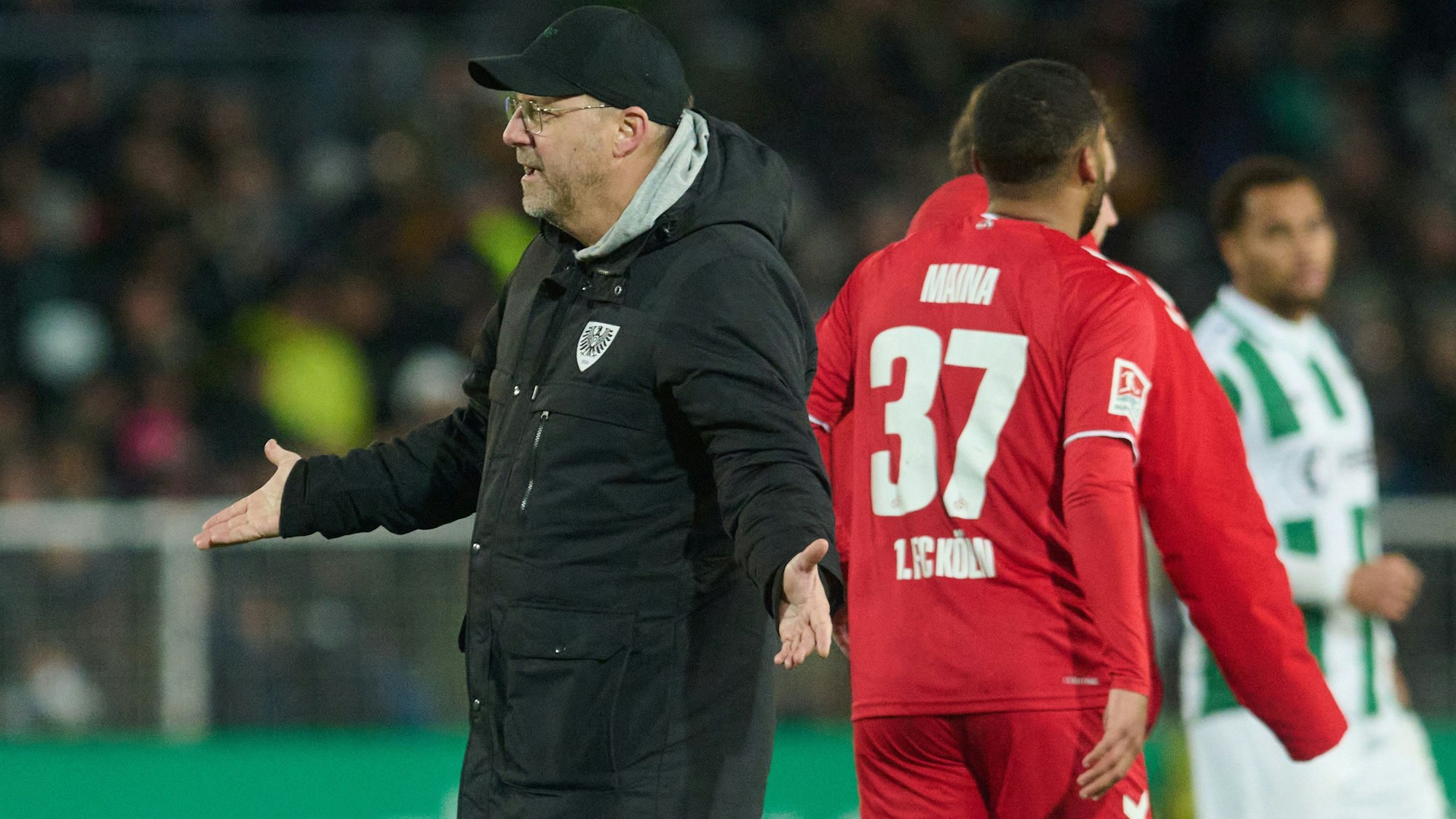 Münsters Trainer Sascha Hildmann gestikuliert nach dem Spiel