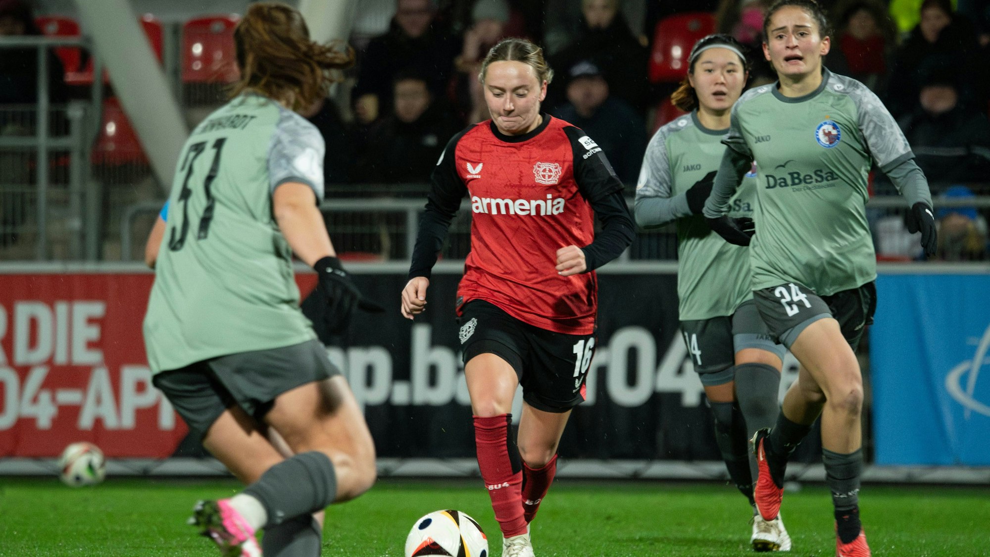Leverkusen, Germany, November 22th 2024: Sofie Zdebel 16 Bayer Leverkusen in action during the DFB-Pokal Frauen between Bayer Leverkusen and Carl Zeiss Jena at Ulrich-Haberland-Stadion in Leverkusen, Germany. Qianru Zhang/SPP PUBLICATIONxNOTxINxBRAxMEX Copyright: xQianruxZhang/SPPx spp-en-QiZh-DSC_7917--