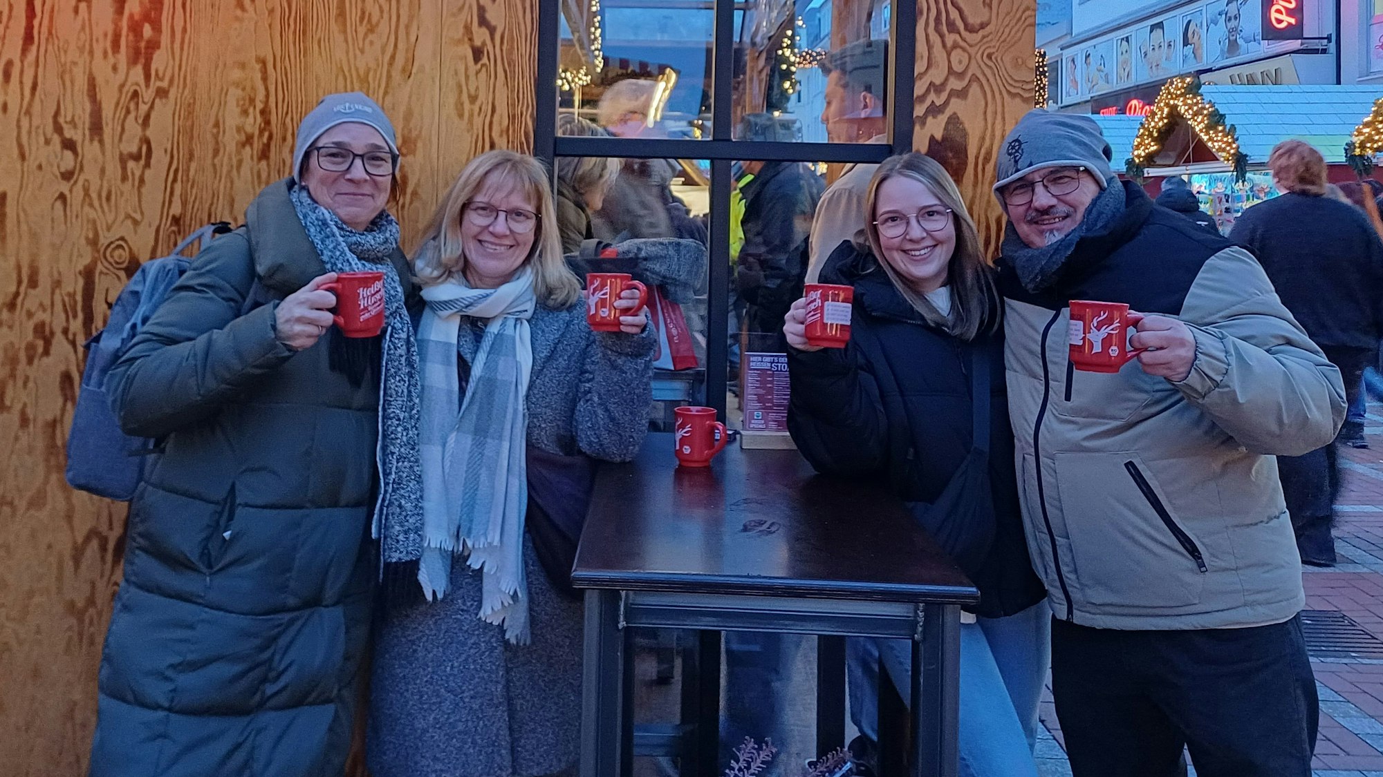 Vier Menschen mit Glühwein