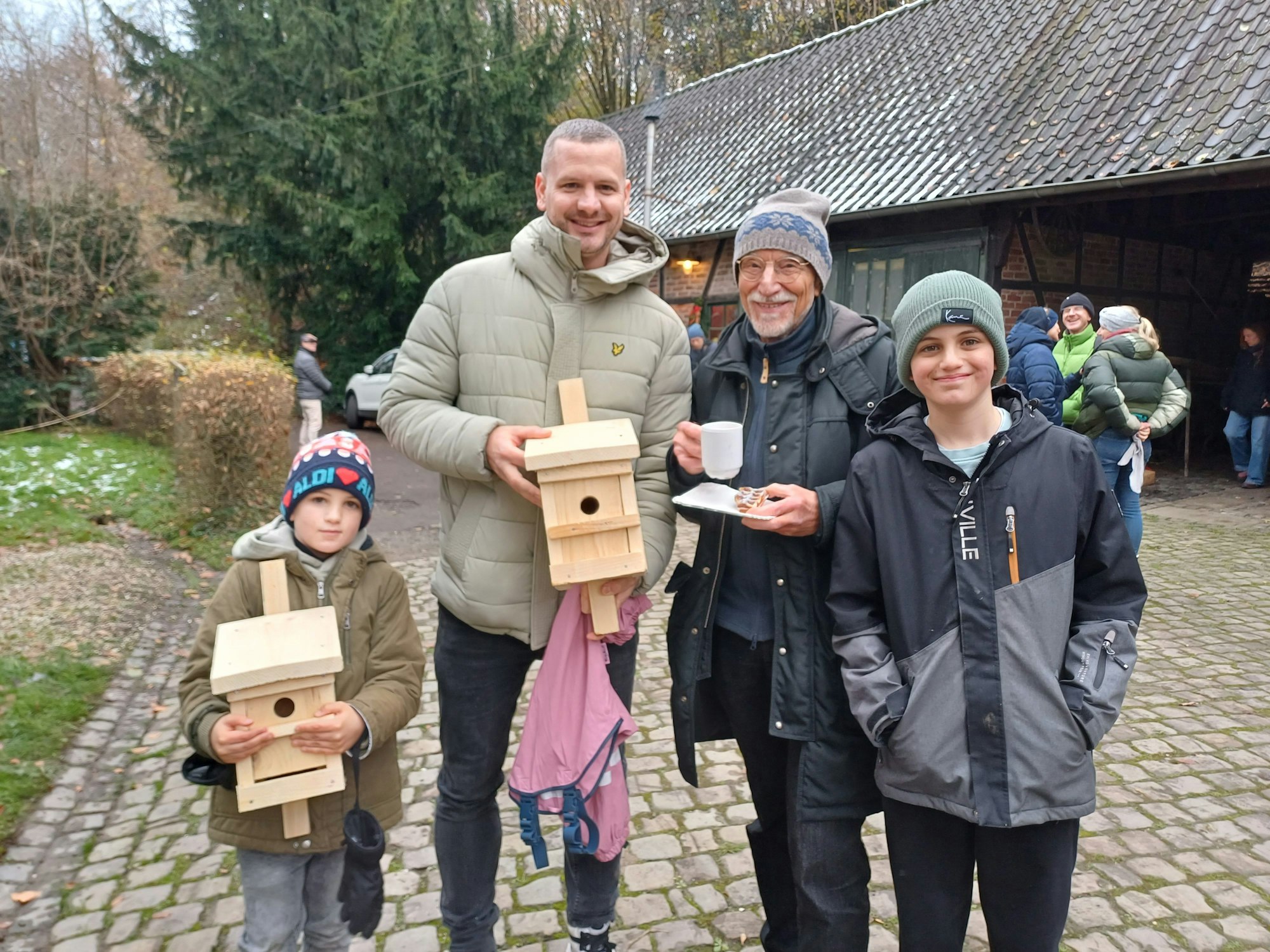 Auch Kinder konnten aktiv werden und Vogelhäuschen bauen.