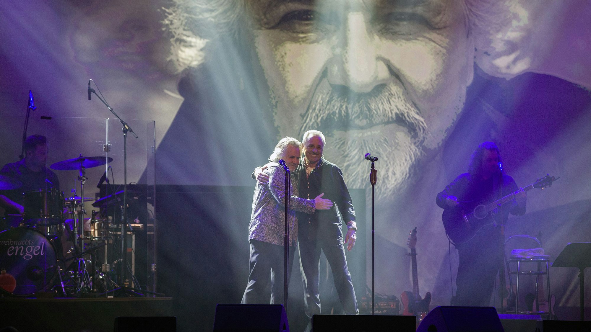 Tommy Engel und Erry Stoklosa umarmen sich auf der Bühne.
