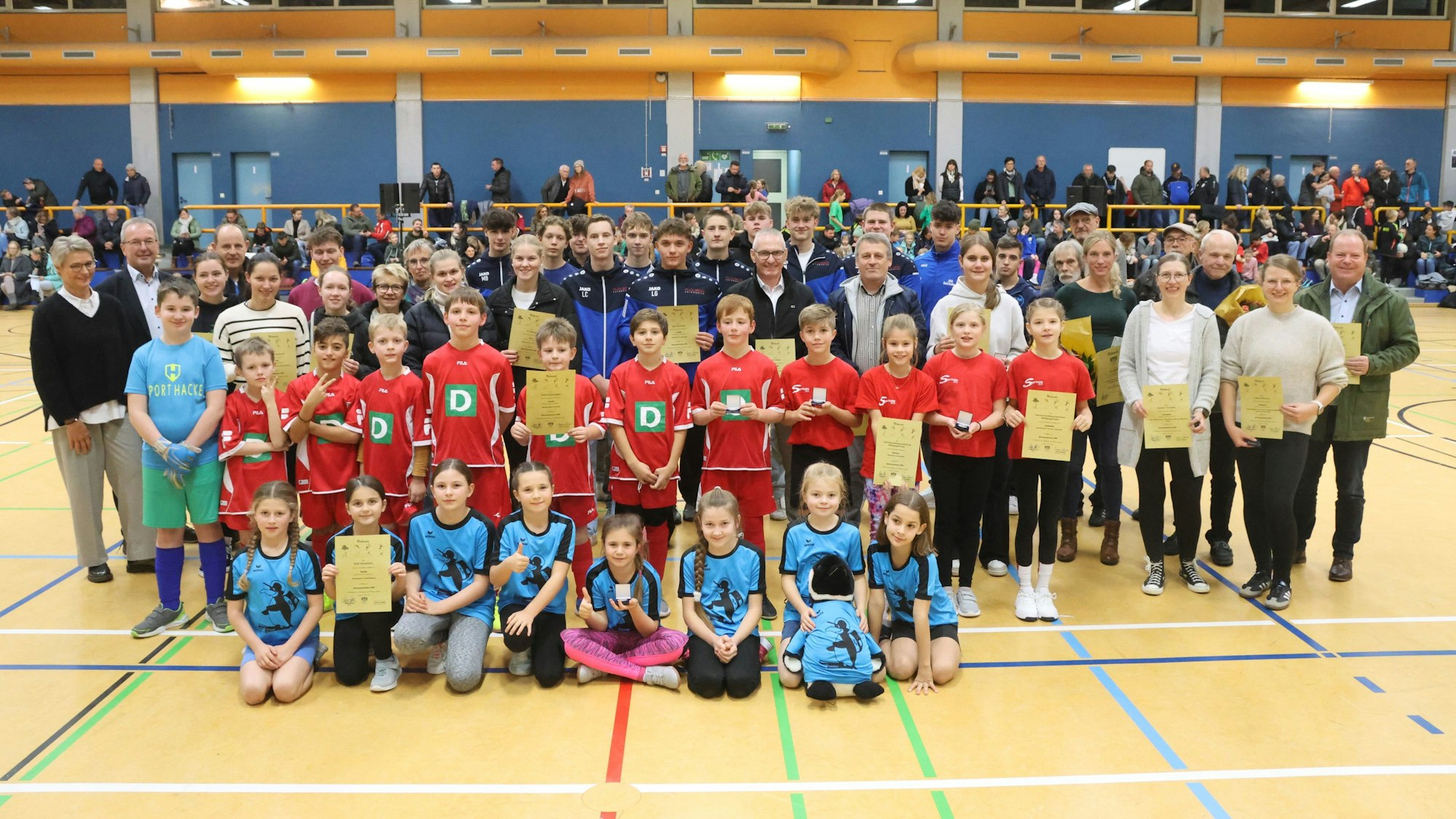 Ein Gruppenbild mit allen Geehrten.