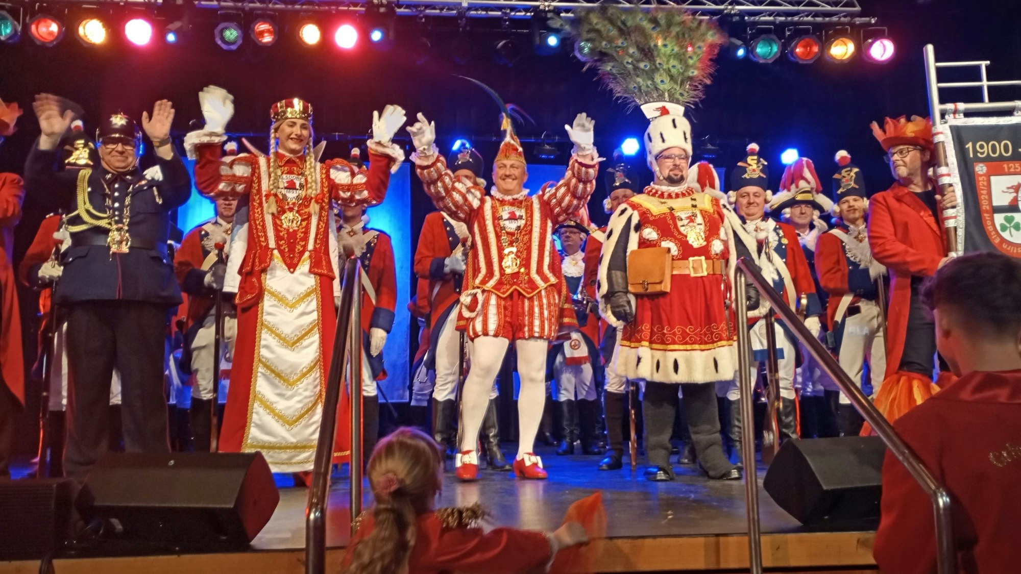 Das Foto zeigt das proklamierte Dreigestirn auf der Bühne.