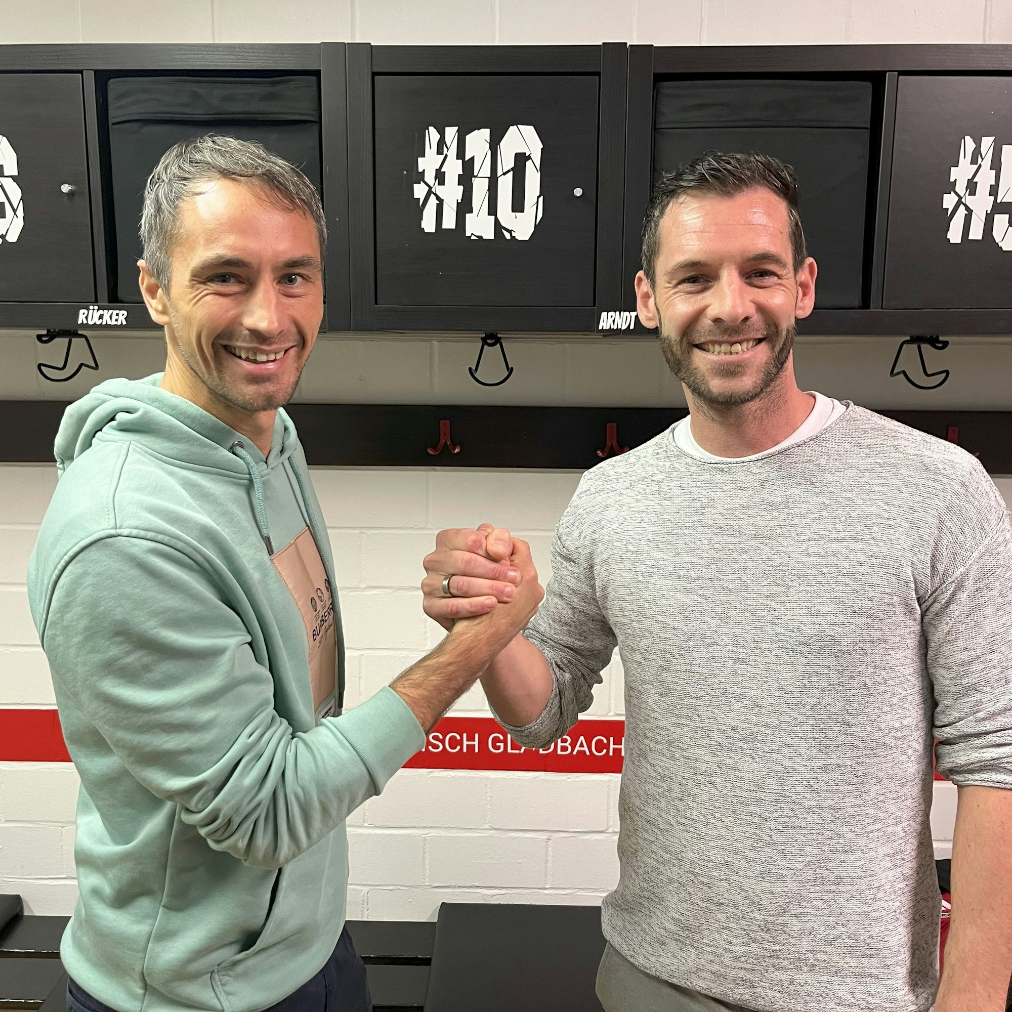 Andy Habl und Kevin Kruth schlagen auf ihren neuen Vertrag ein