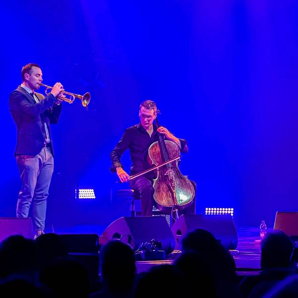 Julian und Roman Wasserfuhr, begleitet von Jörg Brinkmann, zaubern mit Trompete, Klavier und Cello eine musikalische Reise voller Geschichten, Melodien und Emotionen im Erholungshaus.