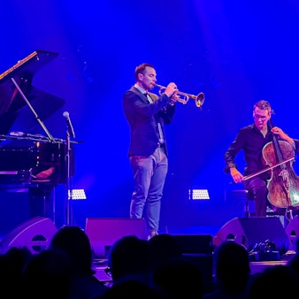 Julian und Roman Wasserfuhr, begleitet von Jörg Brinkmann, zaubern mit Trompete, Klavier und Cello eine musikalische Reise voller Geschichten, Melodien und Emotionen im Erholungshaus.