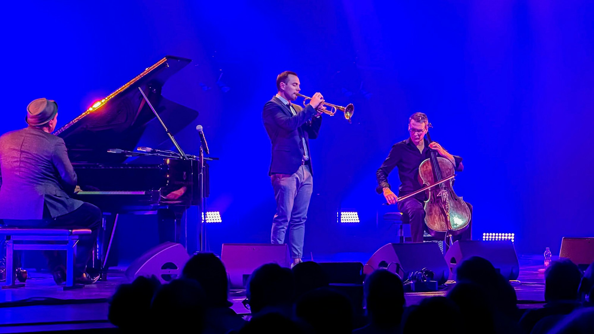 Julian und Roman Wasserfuhr, begleitet von Jörg Brinkmann, zaubern mit Trompete, Klavier und Cello eine musikalische Reise voller Geschichten, Melodien und Emotionen im Erholungshaus.
