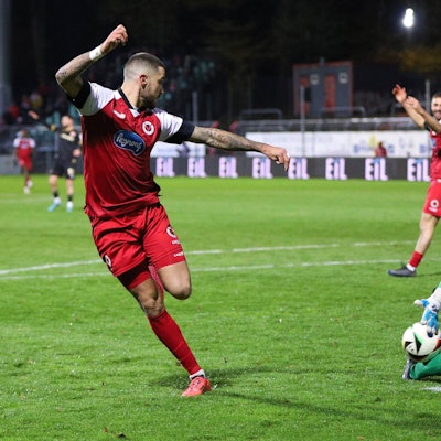 22.11.2024, xsscx, Fußball 3. Liga, Viktoria Köln - FC Energie Cottbus, 15. Spieltag, Sportpark Höhenberg, Saison 2024 2025: Lex-Tyger Lobinger Viktoria Köln 9 im Zweikampf gegen Elias Bethke Energie Cottbus 12 DFB regulations prohibit any use of photographs as image sequences and or quasi-video. Nordrhein-Westfalen Deutschland *** 22 11 2024, xsscx, Fußball 3 Liga, Viktoria Köln FC Energie Cottbus, 15 Spieltag, Sportpark Höhenberg, Saison 2024 2025 Lex Tyger Lobinger Viktoria Köln 9 im Zweikampf gegen Elias Bethke Energie Cottbus 12 DFB regulations prohibit any use of photographs as image sequences and or quasi video Nordrhein Westfalen Germany