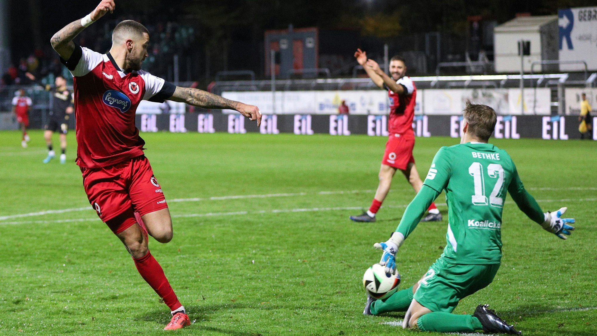 22.11.2024, xsscx, Fußball 3. Liga, Viktoria Köln - FC Energie Cottbus, 15. Spieltag, Sportpark Höhenberg, Saison 2024 2025: Lex-Tyger Lobinger Viktoria Köln 9 im Zweikampf gegen Elias Bethke Energie Cottbus 12 DFB regulations prohibit any use of photographs as image sequences and or quasi-video. Nordrhein-Westfalen Deutschland *** 22 11 2024, xsscx, Fußball 3 Liga, Viktoria Köln FC Energie Cottbus, 15 Spieltag, Sportpark Höhenberg, Saison 2024 2025 Lex Tyger Lobinger Viktoria Köln 9 im Zweikampf gegen Elias Bethke Energie Cottbus 12 DFB regulations prohibit any use of photographs as image sequences and or quasi video Nordrhein Westfalen Germany