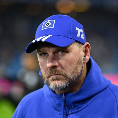 23.11.2024, Hamburg: Fußball: 2. Bundesliga, Hamburger SV - FC Schalke 04, 13. Spieltag, Volksparkstadion. Hamburgs Trainer Steffen Baumgart kommt vor Beginn des Spiels in das Stadion. (zu dpa: «Hamburger SV trennt sich von Trainer Baumgart») Foto: Gregor Fischer/dpa +++ dpa-Bildfunk +++