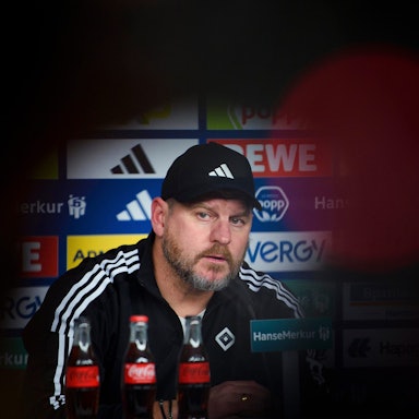 Steffen Baumgart glaubte bis zuletzt, das Vertrauen der HSV-Führung hinter sich zu haben. Sportvorstand Stefan Kuntz zog nun aber doch die Reißleine.