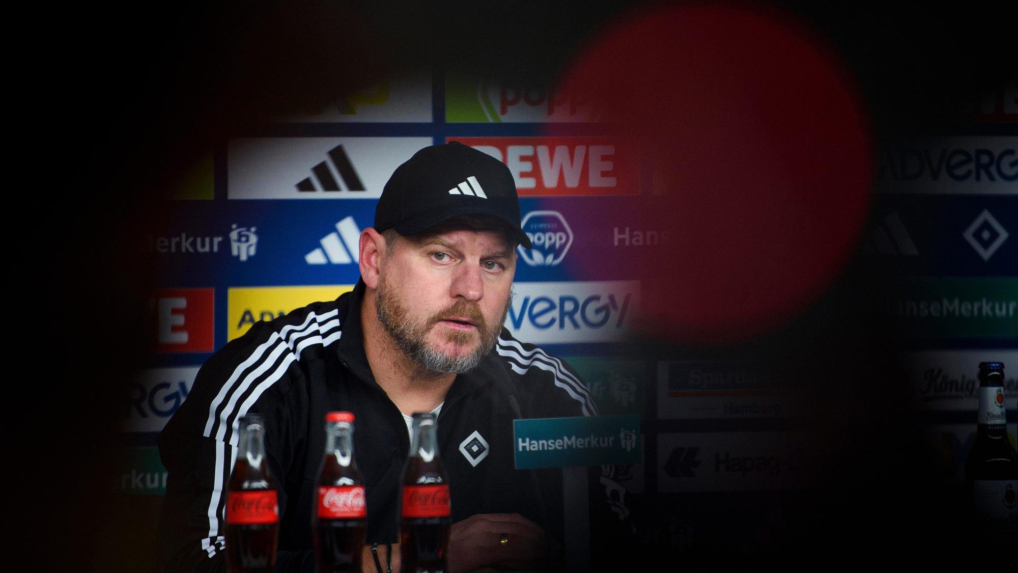 Steffen Baumgart glaubte bis zuletzt, das Vertrauen der HSV-Führung hinter sich zu haben. Sportvorstand Stefan Kuntz zog nun aber doch die Reißleine.