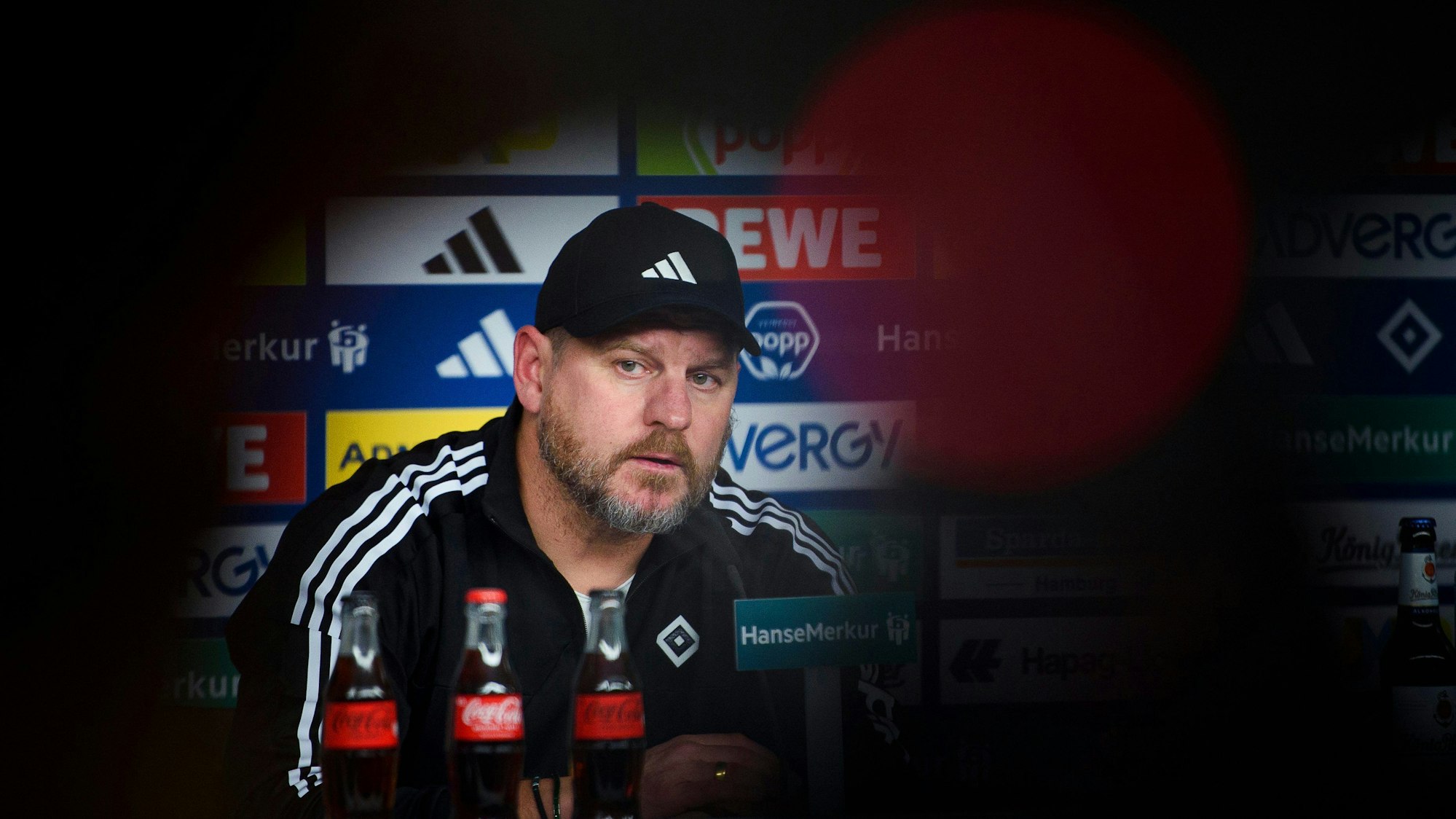 Steffen Baumgart glaubte bis zuletzt, das Vertrauen der HSV-Führung hinter sich zu haben. Sportvorstand Stefan Kuntz zog nun aber doch die Reißleine.