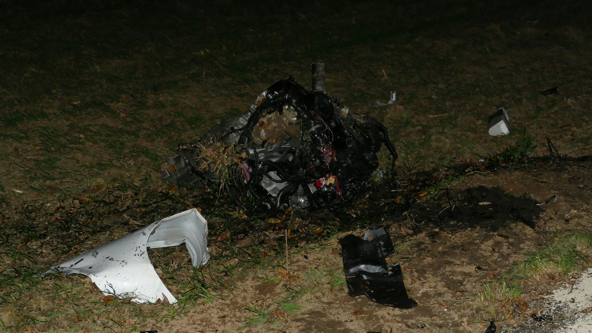 Der Motorblock war aus dem Wrack geschleudert worden und lag zehn Meter entfernt.
