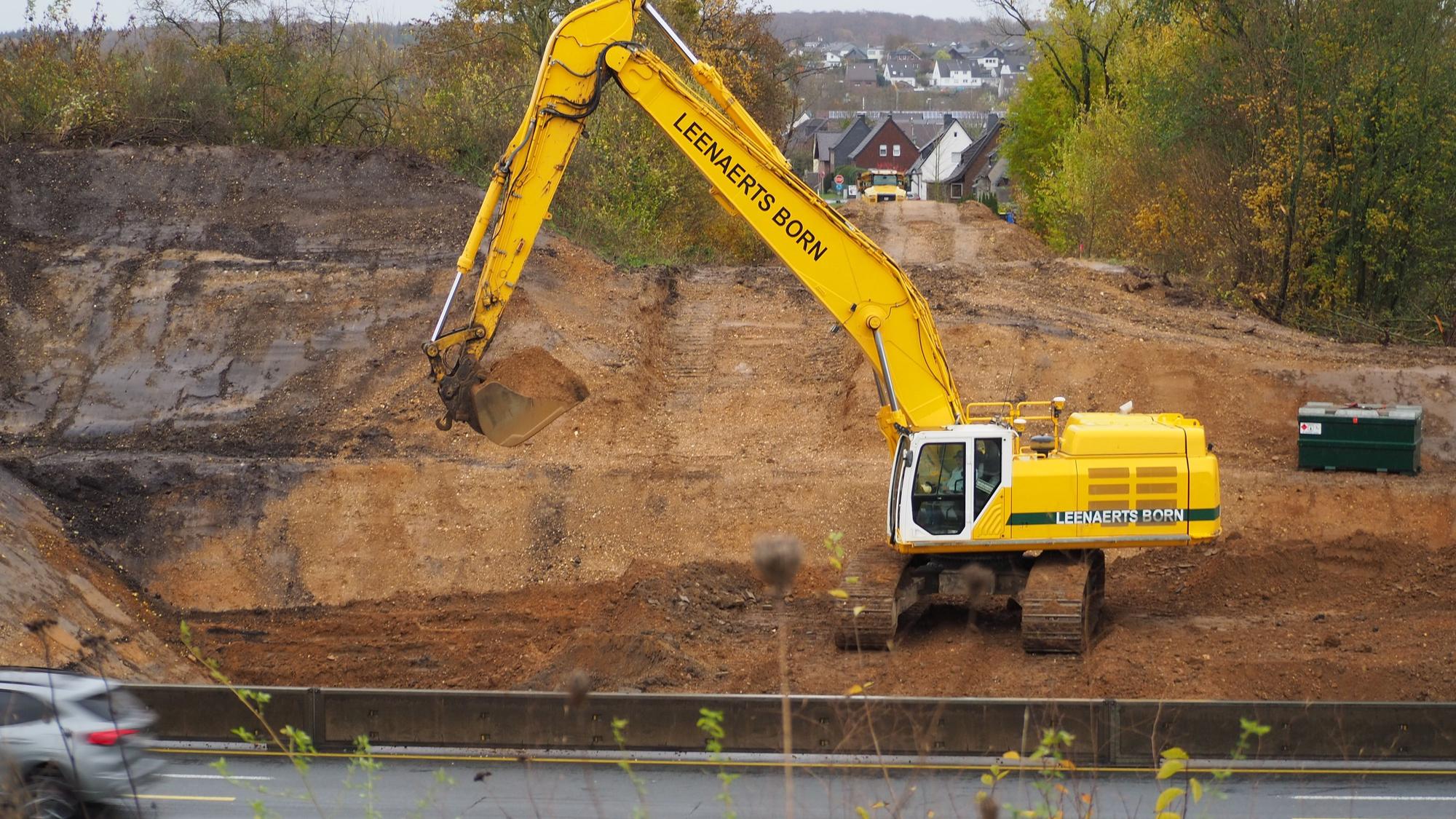 Das Bild zeigt einen Bagger an der Brückenbaustelle.