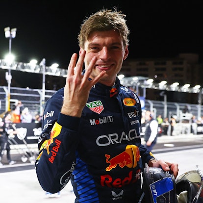 Max Verstappen zeigt vier Finger für vier Titel in die Kamera.