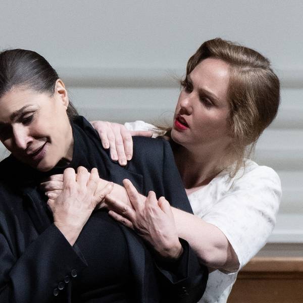 Cecilia Bartoli schwarz gewandet als Orfeo und Mélissa Petit als Euridice in Weiß.