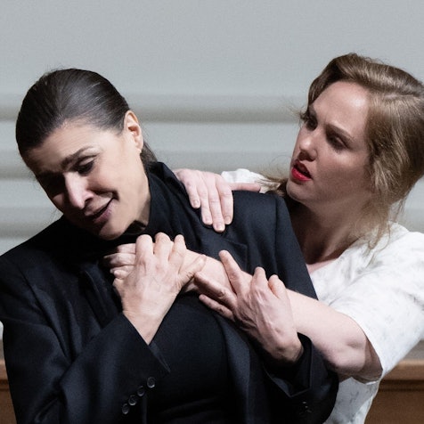 Cecilia Bartoli schwarz gewandet als Orfeo und Mélissa Petit als Euridice in Weiß.