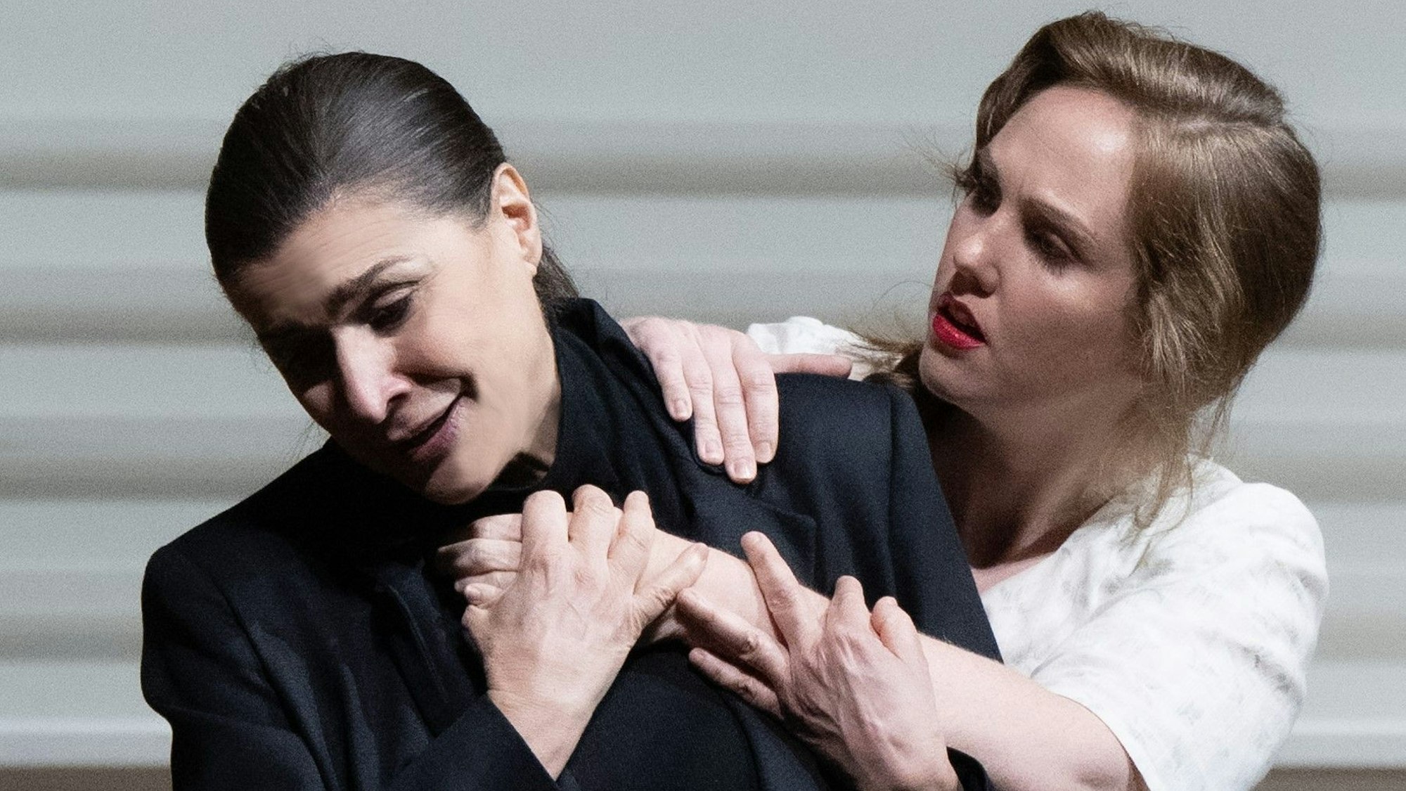 Cecilia Bartoli schwarz gewandet als Orfeo und Mélissa Petit als Euridice in Weiß.