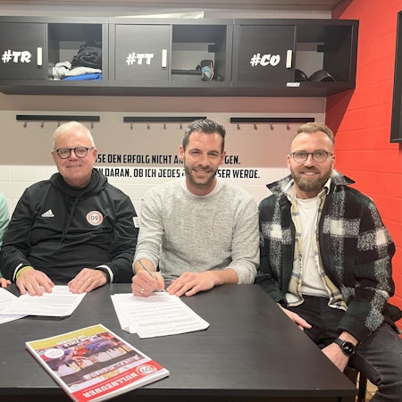 In der Kabine sitzen Habl, Becker, Kruth und Schlösser bei der Vertragsunterzeichnung.