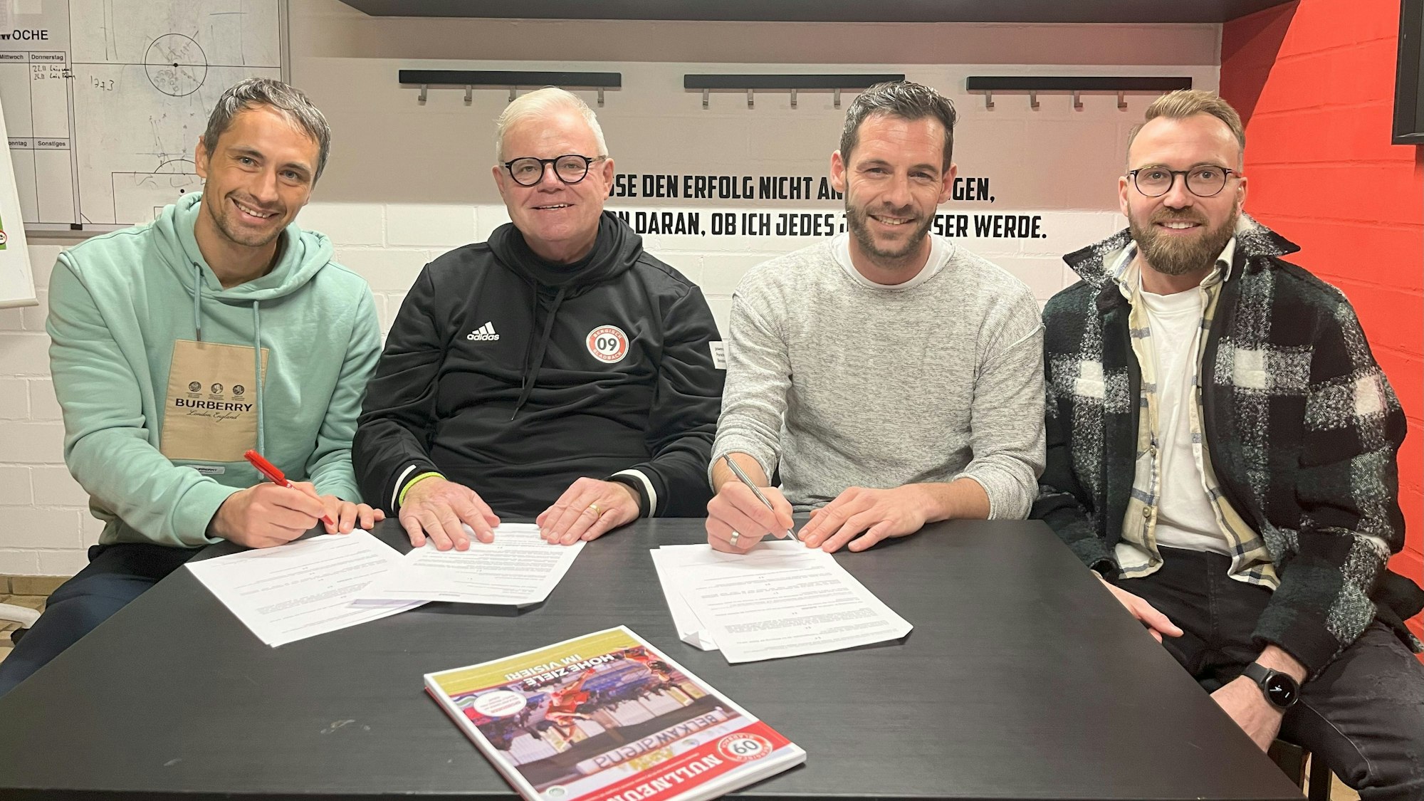 In der Kabine sitzen Habl, Becker, Kruth und Schlösser bei der Vertragsunterzeichnung.