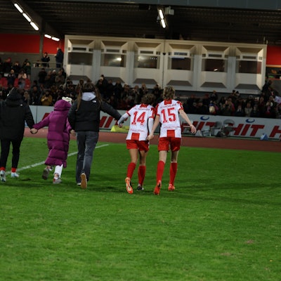 Frauen DFB-Pokal Achtelfinale: Fortuna Köln - SV Werder Bremen Köln, 23.11.2024 Fortuna Köln laufen zur Fantribühne DFB REGULATIONS PROHIBIT ANY USE OF PHOTOGRAPHS AS IMAGE SEQUENCES AND/OR QUASI-VIDEO. *** Womens DFB Cup Round of 16 Fortuna Cologne SV Werder Bremen Cologne, 23 11 2024 Fortuna Cologne run to the fan stand DFB REGULATIONS PROHIBIT ANY USE OF PHOTOGRAPHS AS IMAGE SEQUENCES AND OR QUASI VIDEO Copyright: xBEAUTIFULxSPORTS/Zuevax